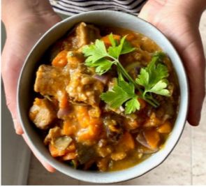 Estofado de tempeh con alcachofas